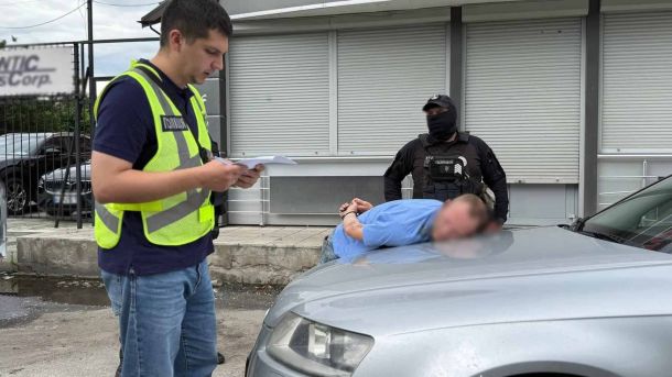 Кияни отримали по 9 років за продаж фальшивих доларів із Туреччини Поліція Києва затримала 26-річного киянина, який продав чотири гуманітарні авто для ЗСУ і отримав $17 000
