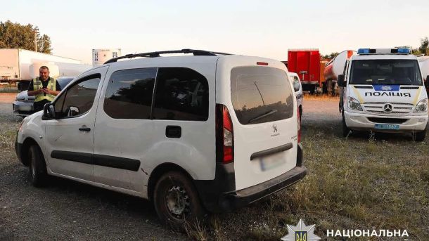 П'яний стрілець у Києві відкрив вогонь по підлітках: йому загрожує 7 років тюрми Місце ДТП у селі Гавронщина на Бучанщині, де п'яний водій Peugeot збив пішохода — чоловік загинув