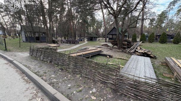 У Києві викрили підпільний цех фальшивого алкоголю: вилучили 45 тис. літрів спирту Демонтовані дерев'яні альтанки та будівельне сміття після знесення незаконних споруд у парку Партизанська слава в Дарницькому районі Києва