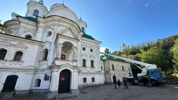 У суботу в центрі Києва обмежать рух транспорту через візити делегацій та урочистості Покровська церква у столиці України