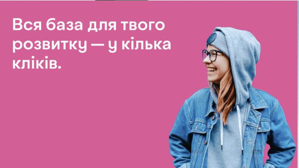 Фонд «Маємо жити» обʼєднав 26 міст України вечорами памʼяті загиблих захисників Дівчинка студентка в джинсовій куртці, капюшоні і в шапці