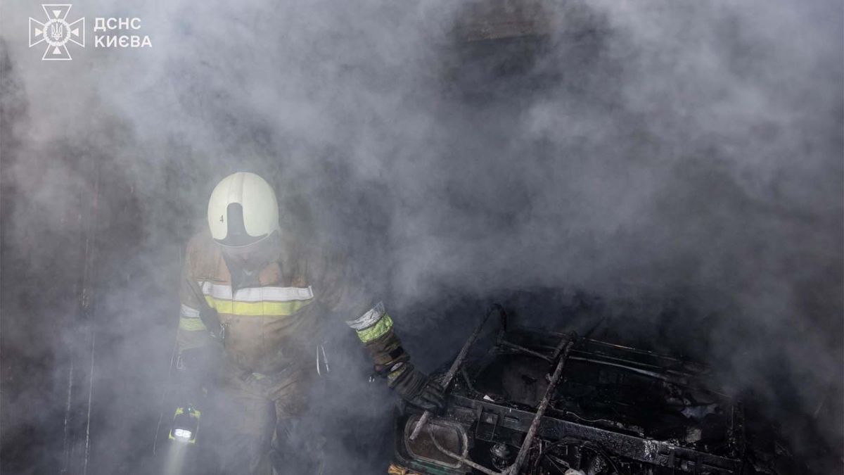 Пожежа на Клінічній, Солом'янка: вогонь знищив авто в двох гаражах Рятувальник ДСНС в обгорілому гаражі біля спаленого автомобіля
