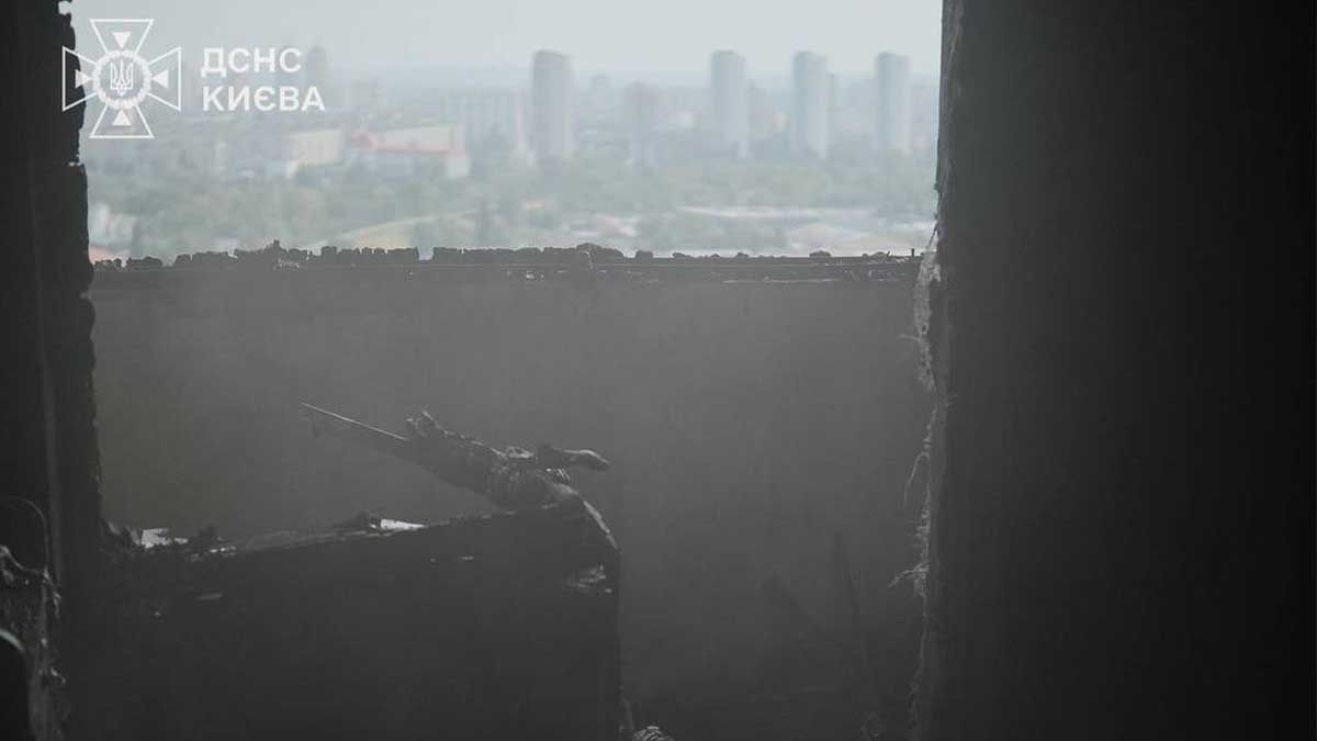 Пожежа в ЖК «Навігатор» у Києві: врятували двох людей і кота Пожежа в ЖК «Навігатор» у Києві: врятували двох людей і кота