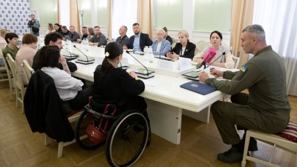 У Києві балкон впав на американського режисера: причина — не війна, а бездіяльність У Києві балкон впав на американського режисера: причина — не війна, а бездіяльність