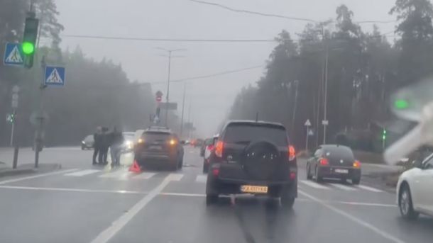 На Соломʼянці мешканці багатоповерхівки без тепла через незаконну прибудову ДТП на дорозі в туманний час