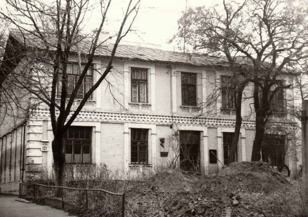 Безбар'єрний вікенд у філармонії: 9–10 травня, вільний вхід Двоповерховий цегляний будинок на вулиці Великій Васильківській 121 у Києві де мешкала акторка Марія Заньковецька з 1918 по 1934 рік