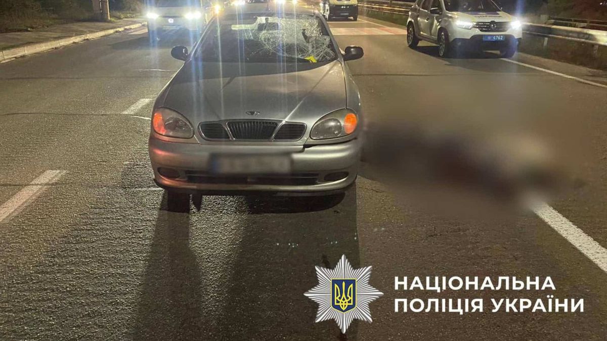 На Богатирській водій збив жінку на переході — вона загинула Автомобіль Ланос стоїть на дорозі в темноті з розбитим лобовим склом