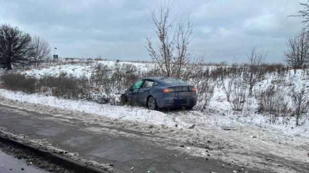 Виставка «Ночви» у Софії Київській: понад 40 фоторобіт Павла Мазая Автомобіль Tesla Model 3 синього кольору з'їхавший з дороги, фото здалеку