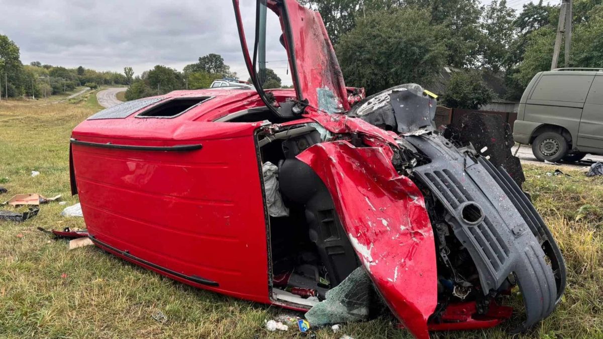Лобове зіткнення: 30-річний водій влаштував трагічне ДТП біля Білої Церкви Розбитий в ДТП автомобіль червоного кольору