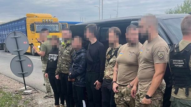 На Андріївському узвозі хочуть перебудувати найстарішу садибу — всупереч закону Декілька чоловіків у військовій формі стоять в шеренгу біля кордону з Україною