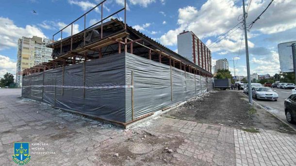 Повністю китайський дрон уперше виявили в Україні A building under construction with a tarp over it.