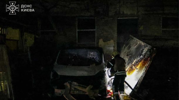 «Брат Єрмака» вимагав $100 тисяч за посаду в Офісі президента Співробітник ДСНС біля пошкодженого автомобіля