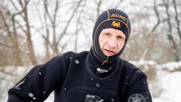 У Печерському районі Києва чоловік випав з вікна багатоповерхівки Водолаз ДСНС у чорному гідрокостюмі з написом «ДСНС» на шапці стоїть під снігом під час підводних робіт на ТЕЦ