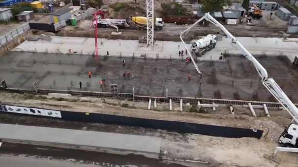 На мосту Патона ускладнено рух через обрив контактної лінії тролейбусів Будівельний майданчик, де робітники заливають бетонну основу великої споруди