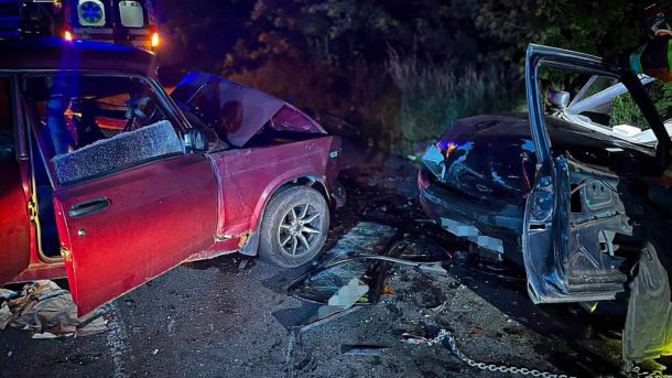 Дарницький: рятувальники шукають людей, 30 загиблих Рятувальники деблокують водія після лобового зіткнення двох авто на трасі Київ — Прилуки біля села Перемога, четверо постраждалих госпіталізовано