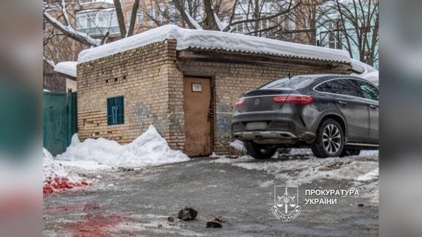 Замовне вбивство бізнесмена на Лютеранській: виконавця засуджено на 10 років Двір житлового будинку на вулиці Лютеранській у Печерському районі Києва, де було скоєно замовне вбивство бізнесмена
