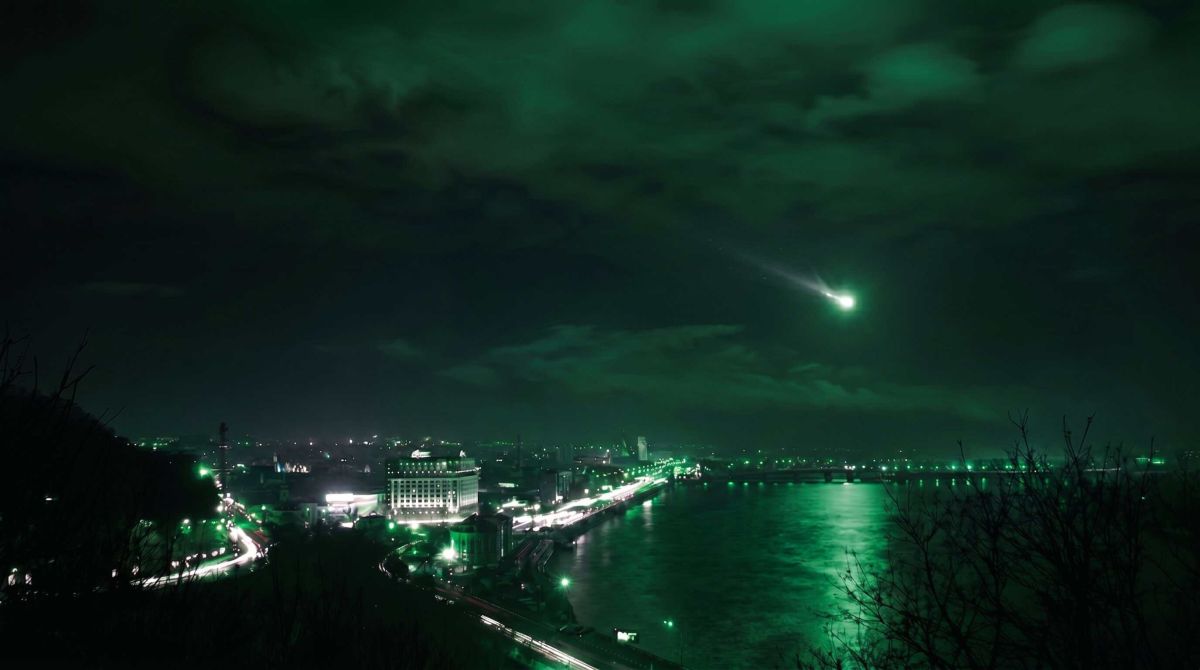Уламок ракети New Glenn: що пролетіло над Києвом вечором 19 квітня Ілюстрація: вогняний об'єкт у нічному небі над Києвом — згоряння уламків ракети New Glenn, квітень 2026. Зображення згенероване штучним інтелектом