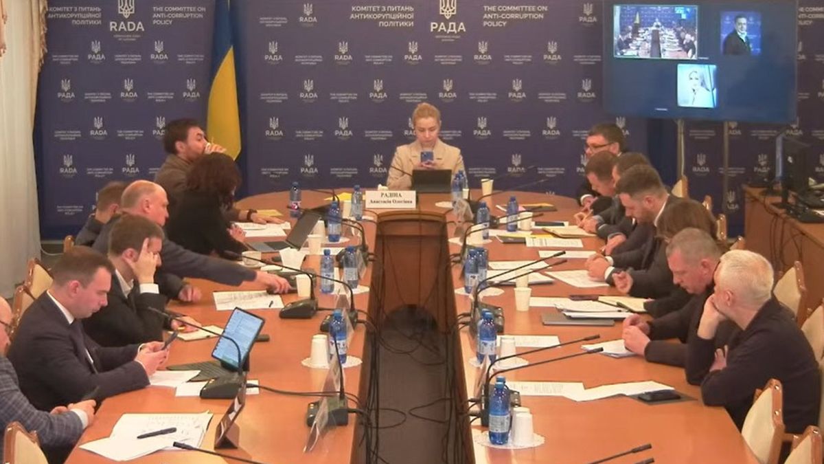 Справа «Мідас»: фігуранти збирали досьє на впливових міністрів, депутатів і журналістів Політики і члени НАБУ сидять за столом перемовин в переговорній кімнаті