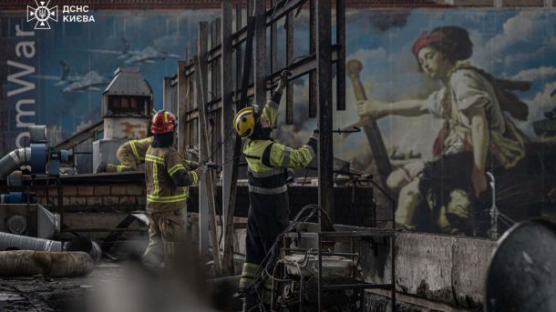 Атака на Київ: 13 постраждалих, пожежа в Голосіївському районі Шевченківський район: рятувальники розібрали 2 900 кв. м фасаду пошкодженого ТЦ