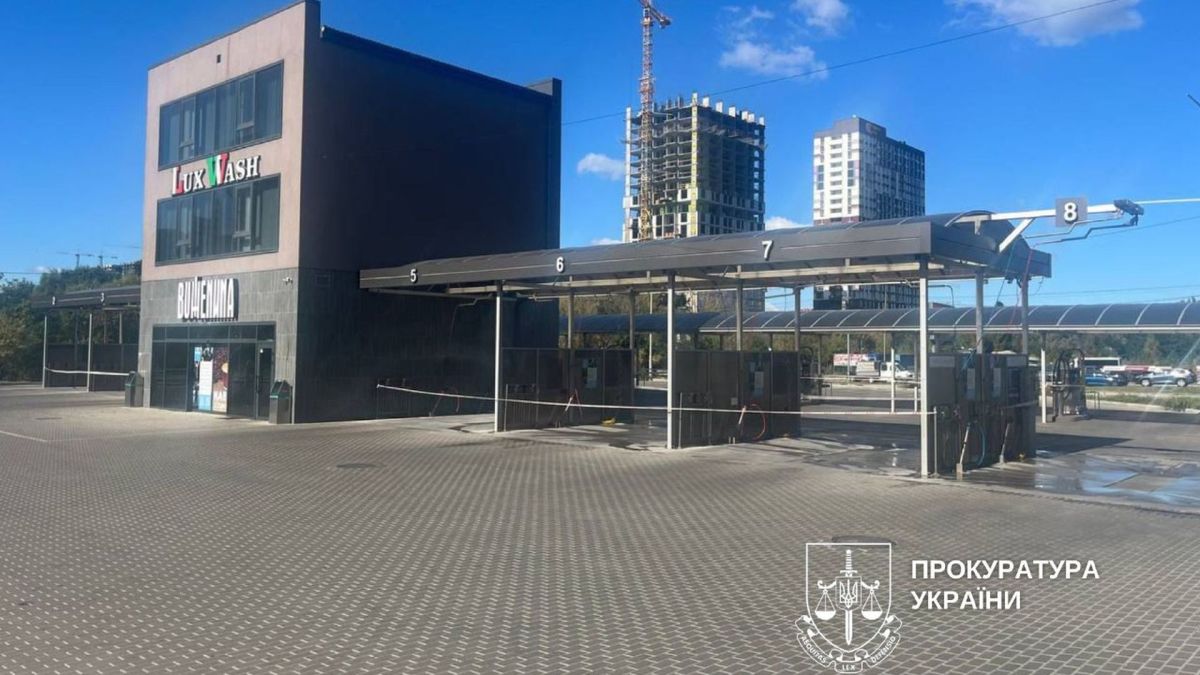 Незаконну автомийку на Позняках закрили: землю повернуть громаді Будівля автомийки LuxWash у житловому районі