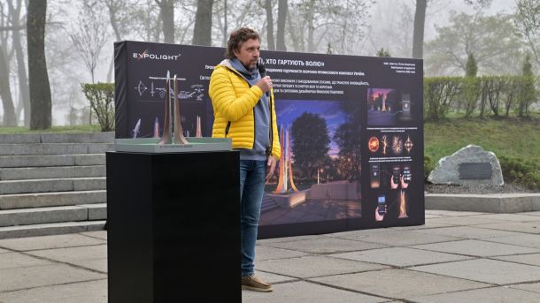 Хрещатик, 5: втрачений конструктивістський будинок держустанов Автор Микола Каблука презентує 3D-макет меморіальної артінсталяції «Ті, хто гартують волю» на честь загиблих працівників оборонної промисловості
