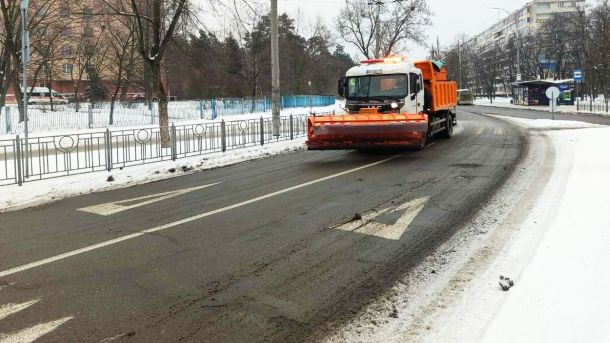 6 авто у ДТП: як ожеледиця паралізує Київщину Снігоочисна машина