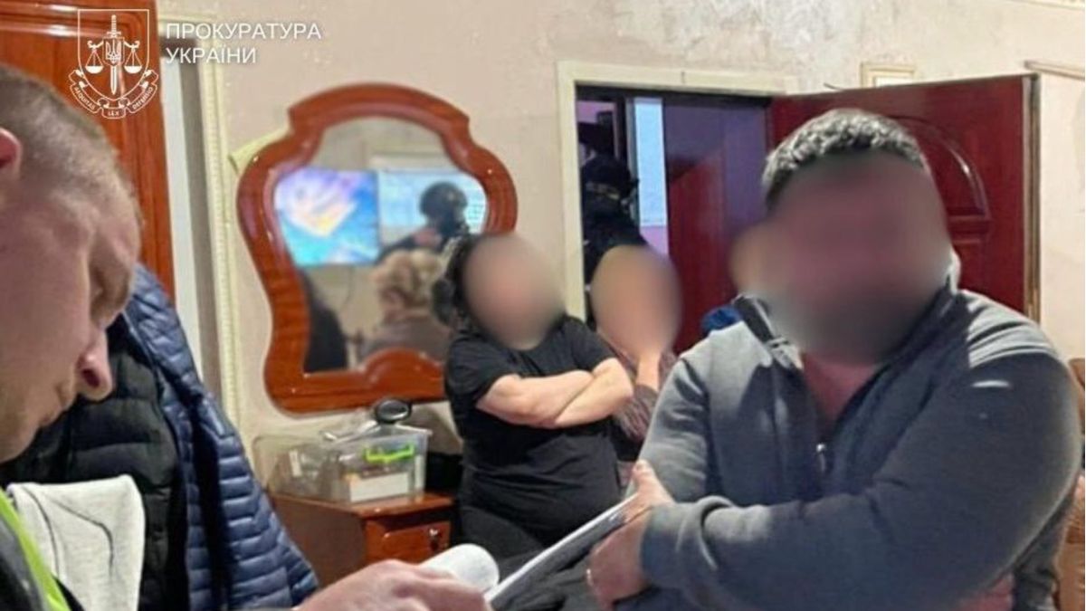 Шахраї заволоділи 9 квартирами у Києві на 14 мільйонів Правоохоронці і підозрюваний в його помешканні