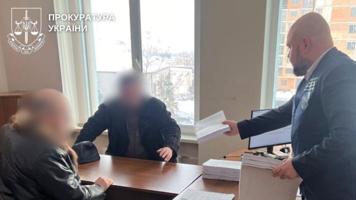 Двох посадовців «Київзеленбуд» підозрюють у розтраті понад 1 млн грн Підозрюваному посадовцю передають документи