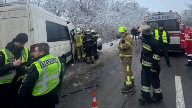 Таксистів в Україні чекає обов'язкова сертифікація Поліцейські та працівники ДСНС на місці ДТП