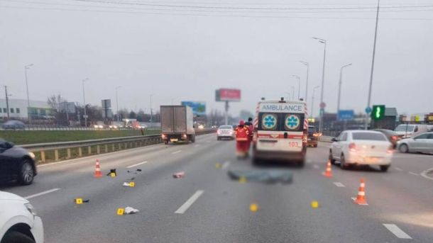 Вибух зарядної станції на Кудрявському: спалахнула пожежа в багатоповерхівці Машина швидкої допомоги стоїть на дорозі біля тіла збитої жінки