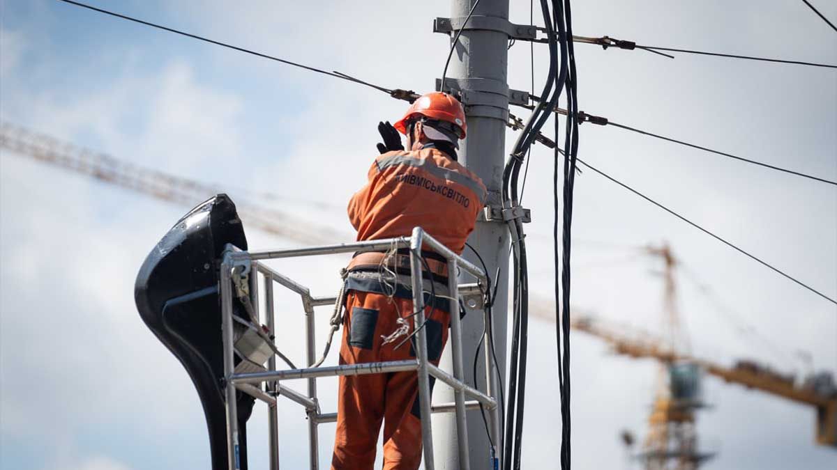 Київ оперативно ліквідує наслідки нічної ракетної атаки Київ оперативно ліквідує наслідки нічної ракетної атаки