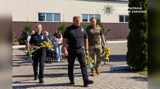 Поліція Київщини вшанувала пам’ять загиблих колег у День пам’яті захисників Поліцейські Київської області покладають квіти до меморіалу загиблих захисників у День пам'яті