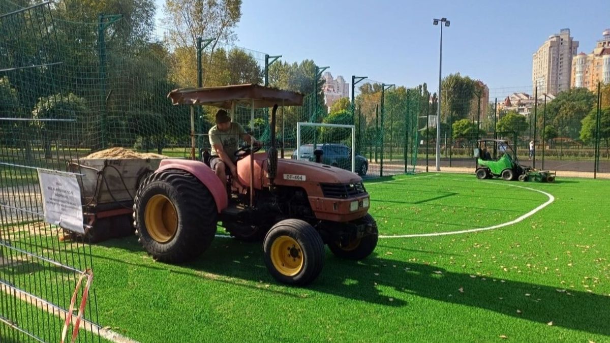 У парку «Наталка» на Оболоні замінюють покриття футбольного поля Трактор у парку «Наталка»