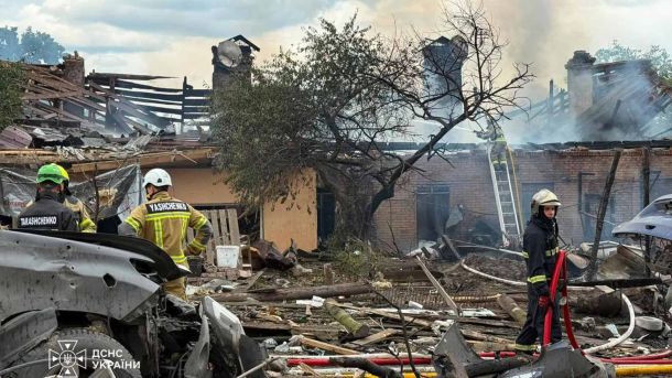 У Лаврі відреставрували напрестольний хрест 1751 року Рятувальники ДСНС гасять пожежу та розбирають завали зруйнованих будівель після балістичного удару по Бучанському району