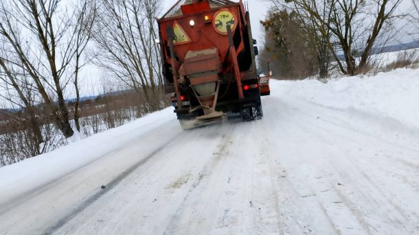 Готель «Дніпро» на Хрещатику: ліквідують пожежу (відео) Снігочисна машина на дорозі поза населеним пунктом