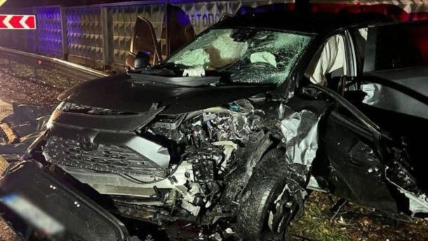 У Києві судитимуть жінку за погрозу підірвати управління поліції Розбитий автомобіль після смертельної ДТП у Києві на вулиці Старокиївській, розтрощена передня частина, розбите лобове скло