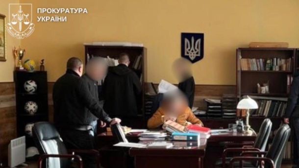 Поліція перевіряє заяву ветерана про побиття у ТЦК Шевченківського району Києва Правоохоронці затримали керівників інституту містобудування за фіктивне бронювання від мобілізації за $4000