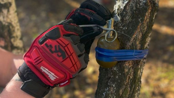 У Бучі ветеранам розповіли про гранти і податкові пільги для бізнесу Граната на розтяжці, прикріплена до дерева