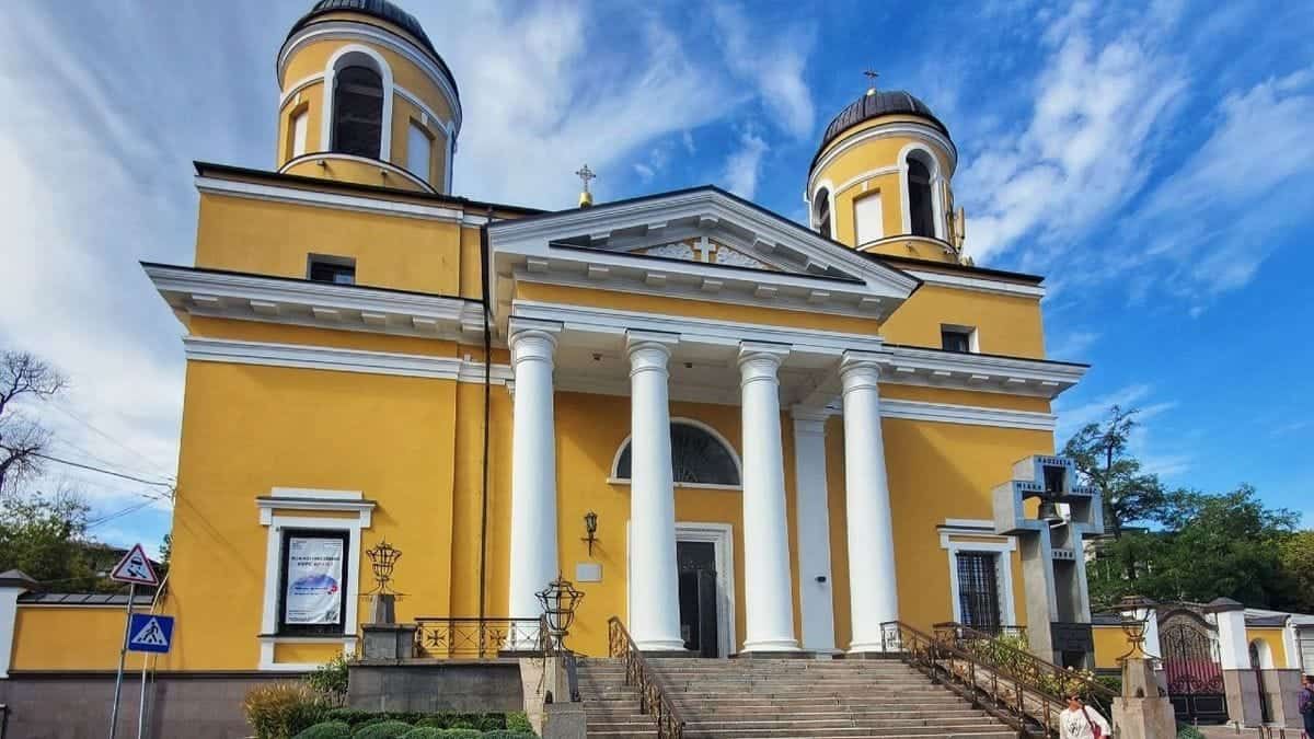 У Києві перевіряють об’єкти культурної спадщини, передані в оренду Жовта будівля церкви з білими колонами та двома вежами-куполами на фоні блакитного неба