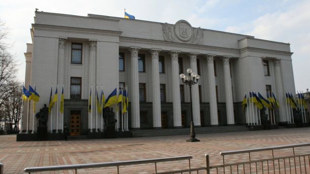 «Будинок для вдів» на Покровській: притулок 1892 року — тепер офіс Нацбанку Головний вхід до Верховної Ради України з синьо-жовтими прапорами на фасаді будівлі