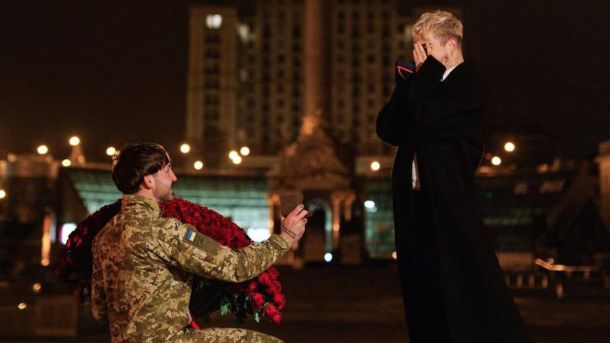 Автобуси № 22 та № 91 змінили маршрут через закриття Південного мосту Військовослужбовець робить пропозицію співаку Меловіну на Майдані