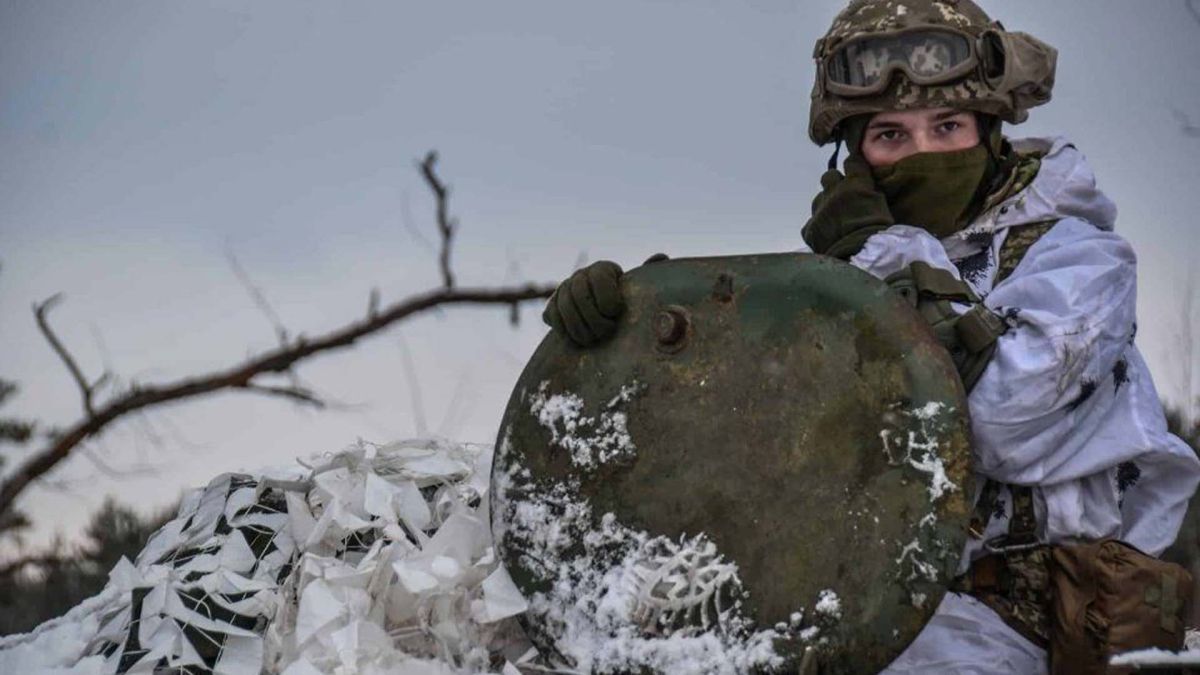 ЗСУ знищили 1000 окупантів і 552 дрони за добу Військовий в білому камуфляжі сидить на люці броньованої машини