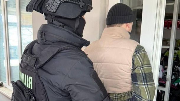 264 фастівчани задекларували зброю: понад 92 тисячі боєприпасів за місяць Працівник поліції у бронежилеті з написом ПОЛІЦІЯ затримує підозрюваного у шахрайстві з фіктивною інвалідністю на Київщині