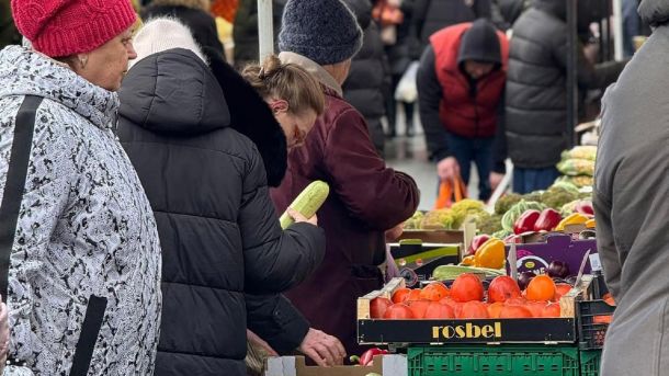 Яхтинг як реабілітація: у Києві військові проходять вітрильний курс для відновлення після служби Продуктовий сільськогосподарський ярмарок у Києві, торговельні намети з овочами та фруктами