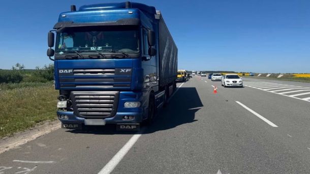 На Бориспільщині вантажівка DAF збила пішохода: чоловік загинув Місце смертельної ДТП на автодорозі Київ — Харків у Бориспільському районі, де вантажівка DAF збила 26-річного пішохода