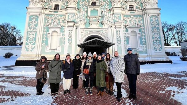 Київщина 19 лютого: сніг, ожеледиця та мороз до -13° Група учасників місії ЮНЕСКО позує на тлі Софійського собору в Києві взимку на засніженому подвір'ї