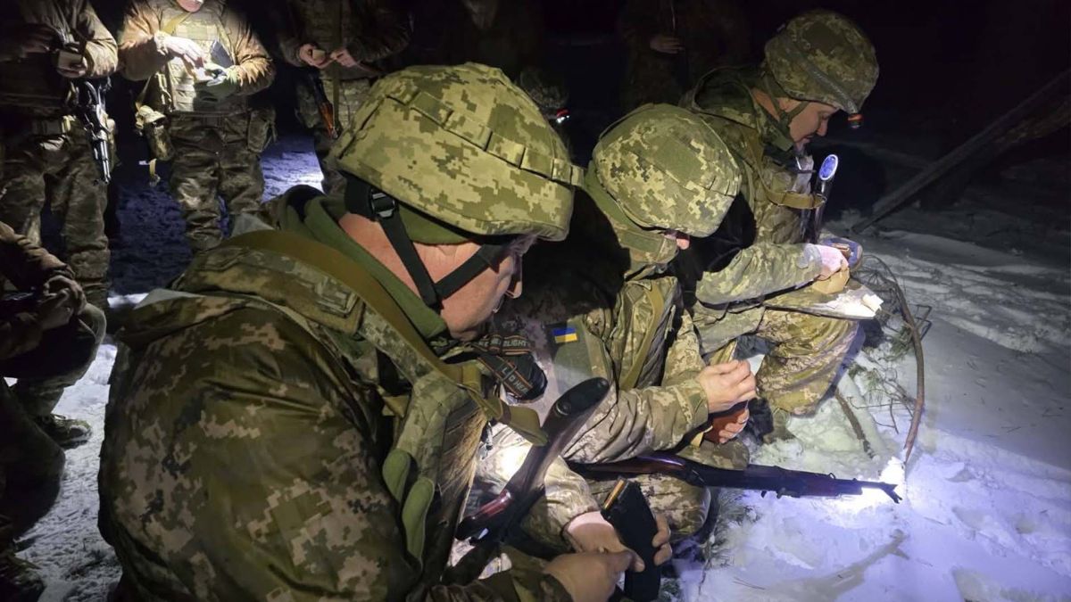 Втрати РФ 3 січня: 1,2 млн військових, +750 за добу Військові перевіряють наявність і кількість набоїв в магазинах своїх гвинтівках