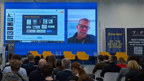 Kyiv City Express: сьогодні тариф зріс до 30–37 грн Учасники University Defense Tech Forum на Kyiv Defense Tech Week — великий екран із логотипами KSE, SAAB та університетів, банери Fire Point і TAF Industries