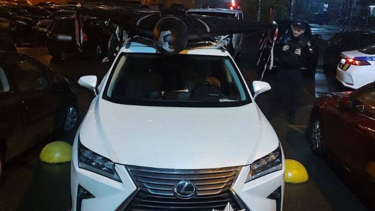 Киянин возив «Шахед» на даху авто: поліція вилучила БпЛА Білий автомобіль марки Лексус, а на його даху чорний безпілотник Щахед, біля машини стоять поліцейські