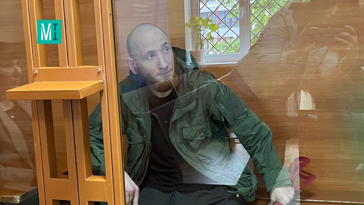 Суд продовжив арешт російського десантника Медведєва, обвинуваченого у злочинах проти цивільних в Ірпені Білявий чоловік за ґратами у слідчій кімнаті, на задньому фоні вікно з зеленню.